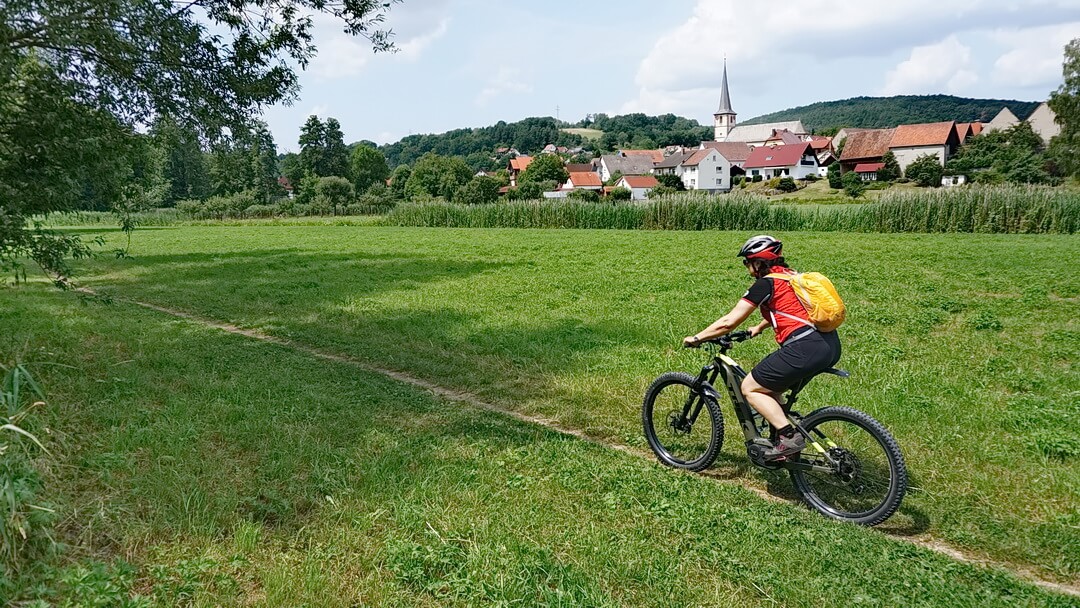 Feiner Wiesentrail auf dem Weg nach Aschach