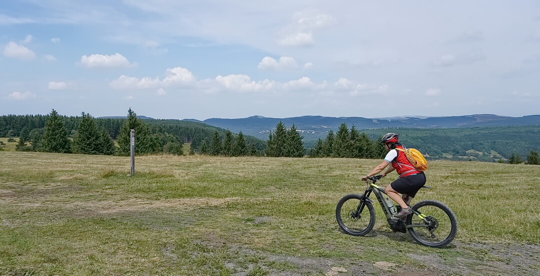 Zu Beginn leichte Abfahrt am Feuerberg