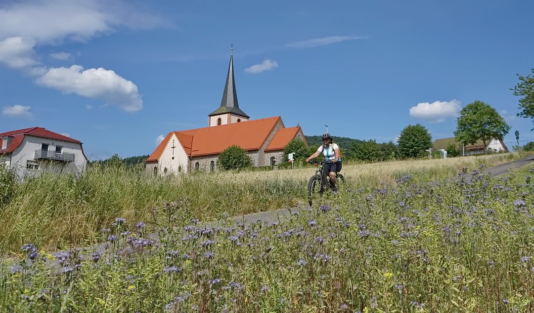 Entspanntes Ausrollen auf dem Radweg bei Oberbach