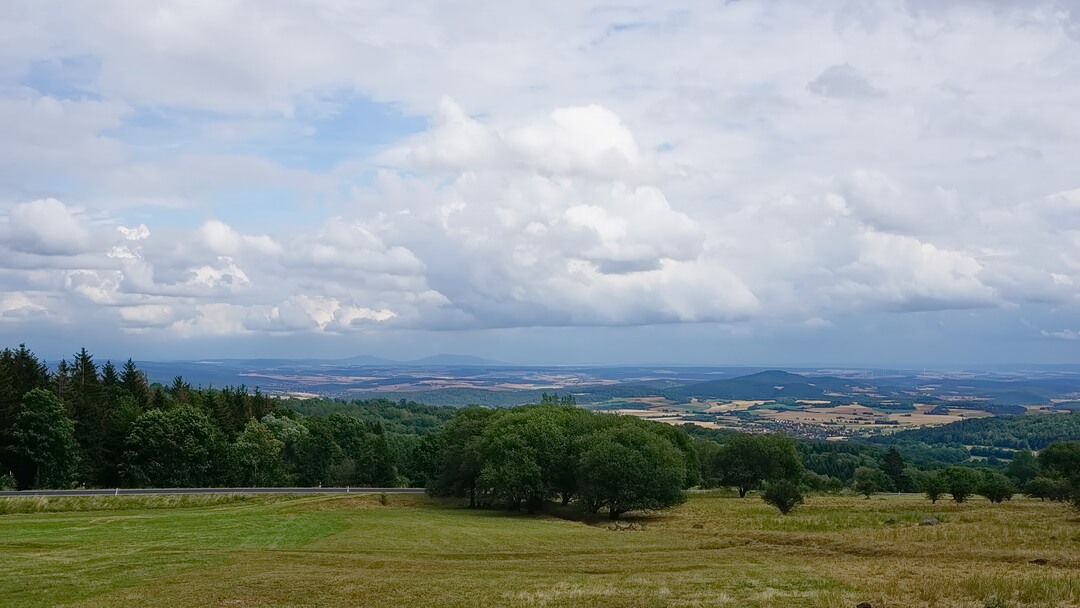 Blick von der Thüringer Hütte ins Grabfeld und zu den Gleichbergen bei Römhild